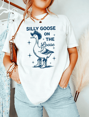 Women’s Silly Goose On The Loose Funny Western Cowgirl Graphic Short‑Sleeve T‑Shirt, Retro 90s Aesthetic Crew Neck Casual Top